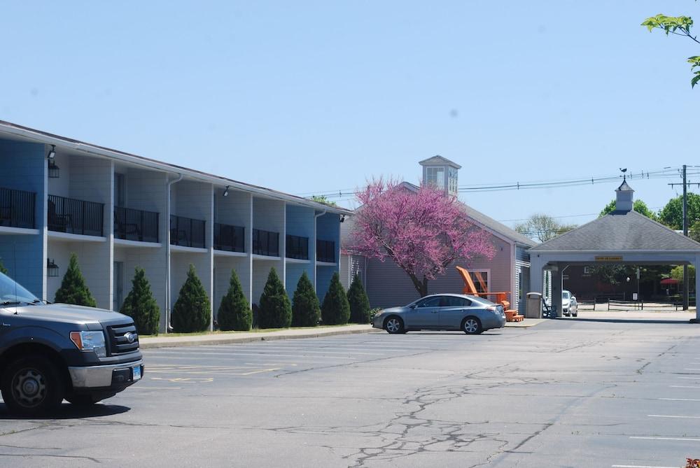 Howard Johnson By Wyndham Mystic Exterior photo