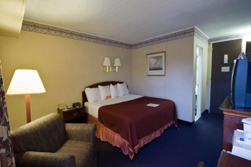Howard Johnson By Wyndham Mystic Exterior photo